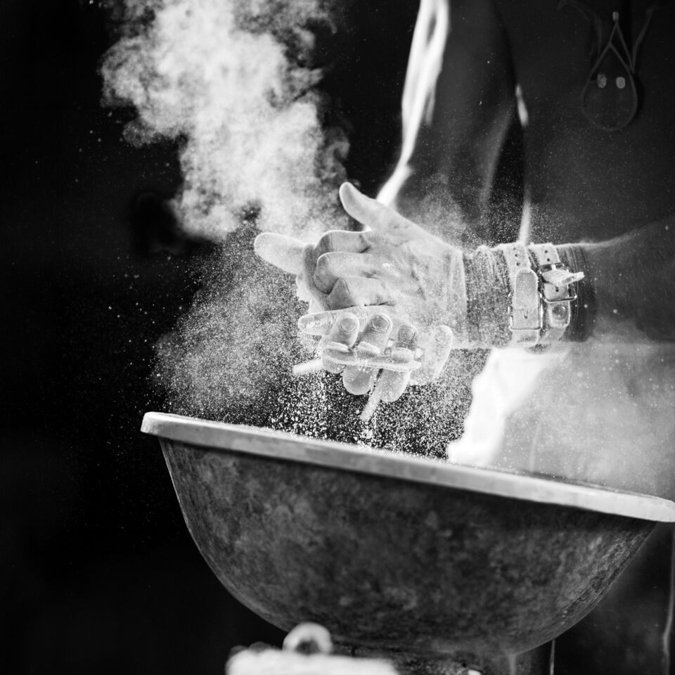 SINGLE-IMAGE_trends-report-2024_gymnastic-preparation-dusting-hands_feb23