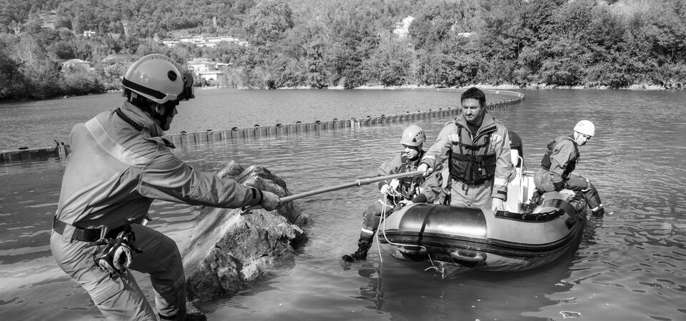 SINGLE-IMAGE_engineers-on-life-boat-in-lake_jul24