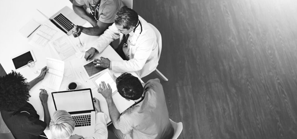 SINGLE-IMAGE_medical-staff-in-meeting_aug25