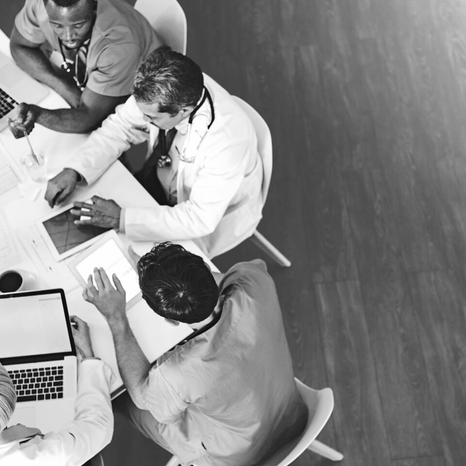 SINGLE-IMAGE_medical-staff-in-meeting_aug25