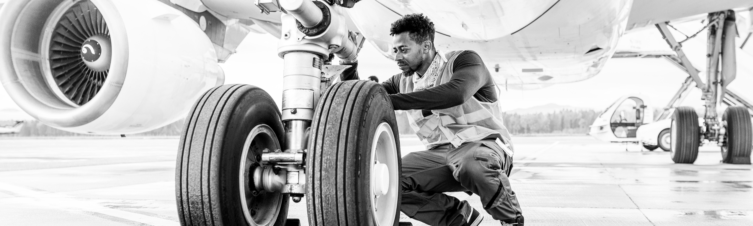 SINGLE-IMAGE_man-fixing-plane_wheel_oct23