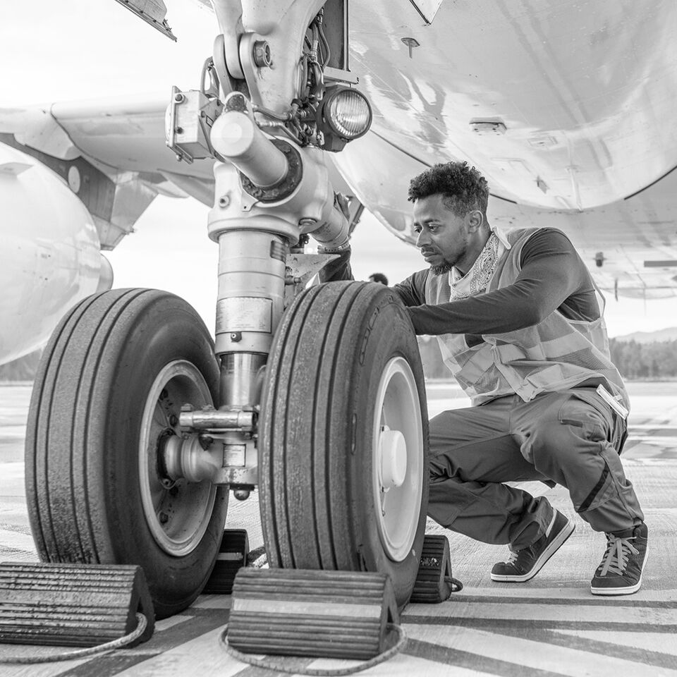 SINGLE-IMAGE_male-worker-fixing-plane_wheel_apr25