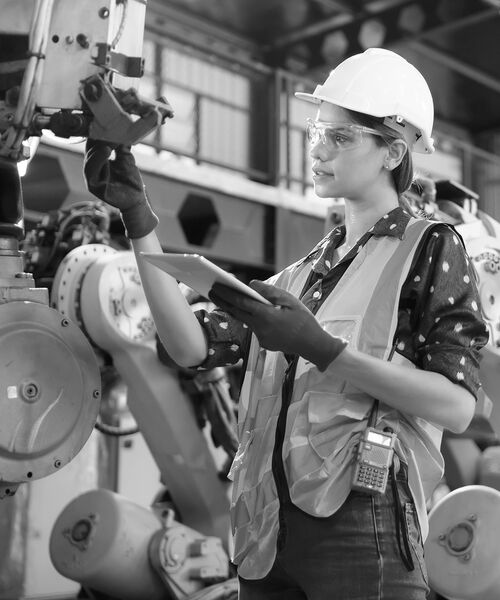 SINGLE-IMAGE_women-worker-with-tablet_apr24