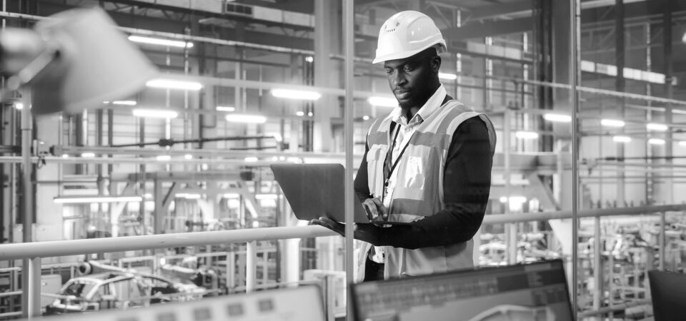 /bynder-asset/bynder:2E0EE02D-23E8-46DA-8BB1D67985734EDB/Landscape_LG/SINGLE-IMAGE_man-hard-hat-in-factory-with-laptop_oct23.png?1749636484000