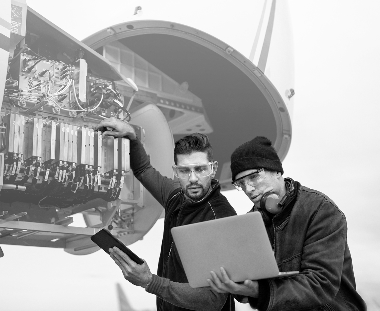 SINGLE-IMAGE_aircraft-engineers-with-laptop_feb25