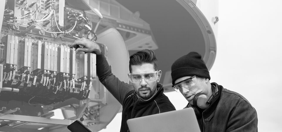 /bynder-asset/bynder:430DD708-01C9-418C-BD05F3800FC70015/Landscape_LG/SINGLE-IMAGE_aircraft-engineers-with-laptop_feb25.jpg?1749636532000