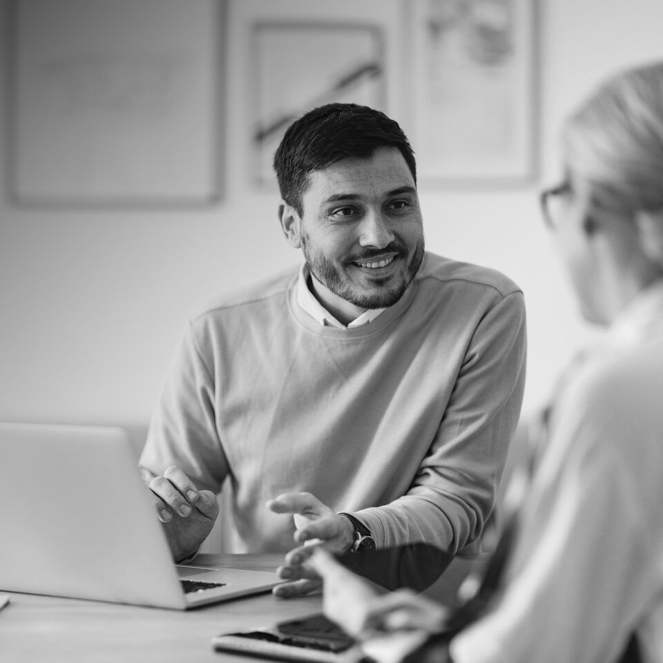 SINGLE-IMAGE_man-talking-to-colleague_apr24