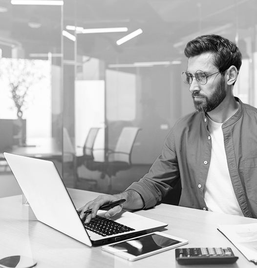 SINGLE-IMAGE_business-employee-with-laptop_may25