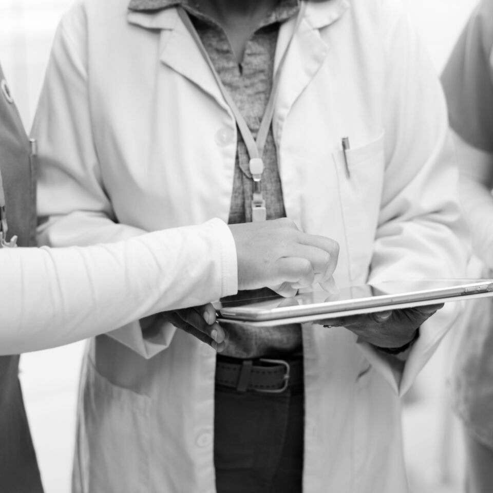 SINGLE-IMAGE_doctor-and-nurse-check-tablet_aug25