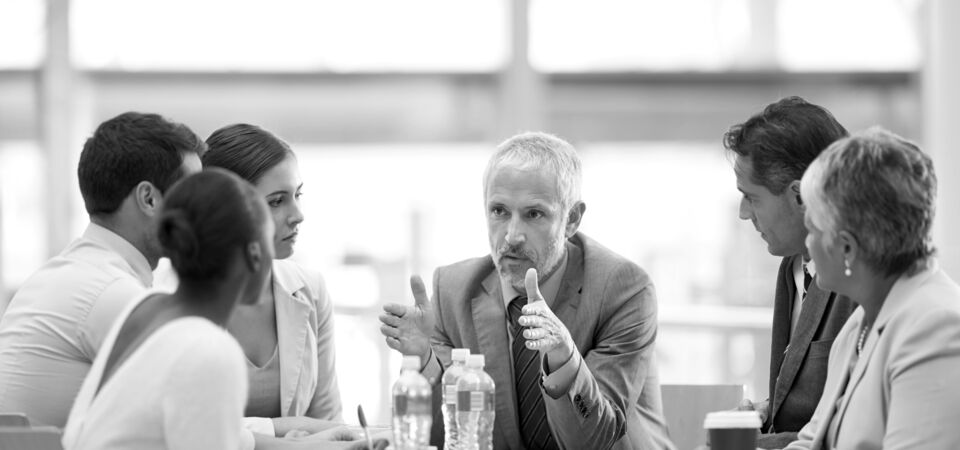 SINGLE-IMAGE_team-meeting-serious_nov23