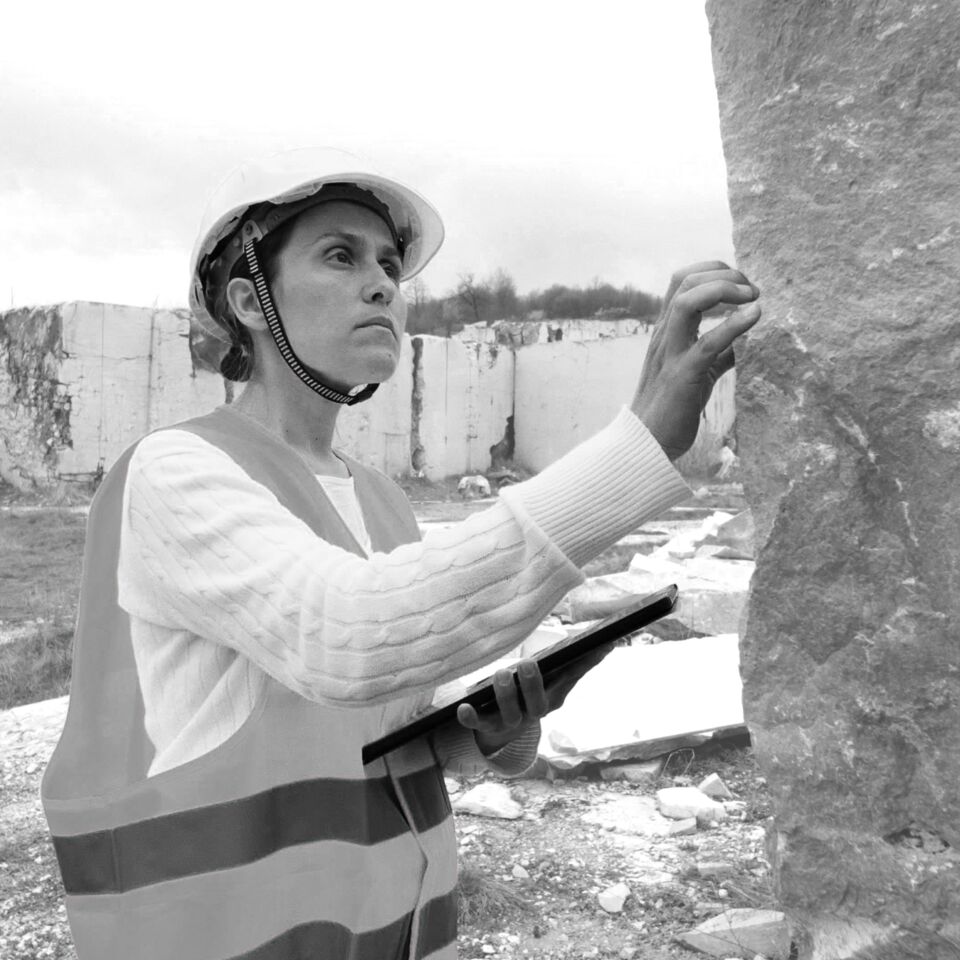 SINGLE-IMAGE_geologist-working-in-open-quarry_aug25