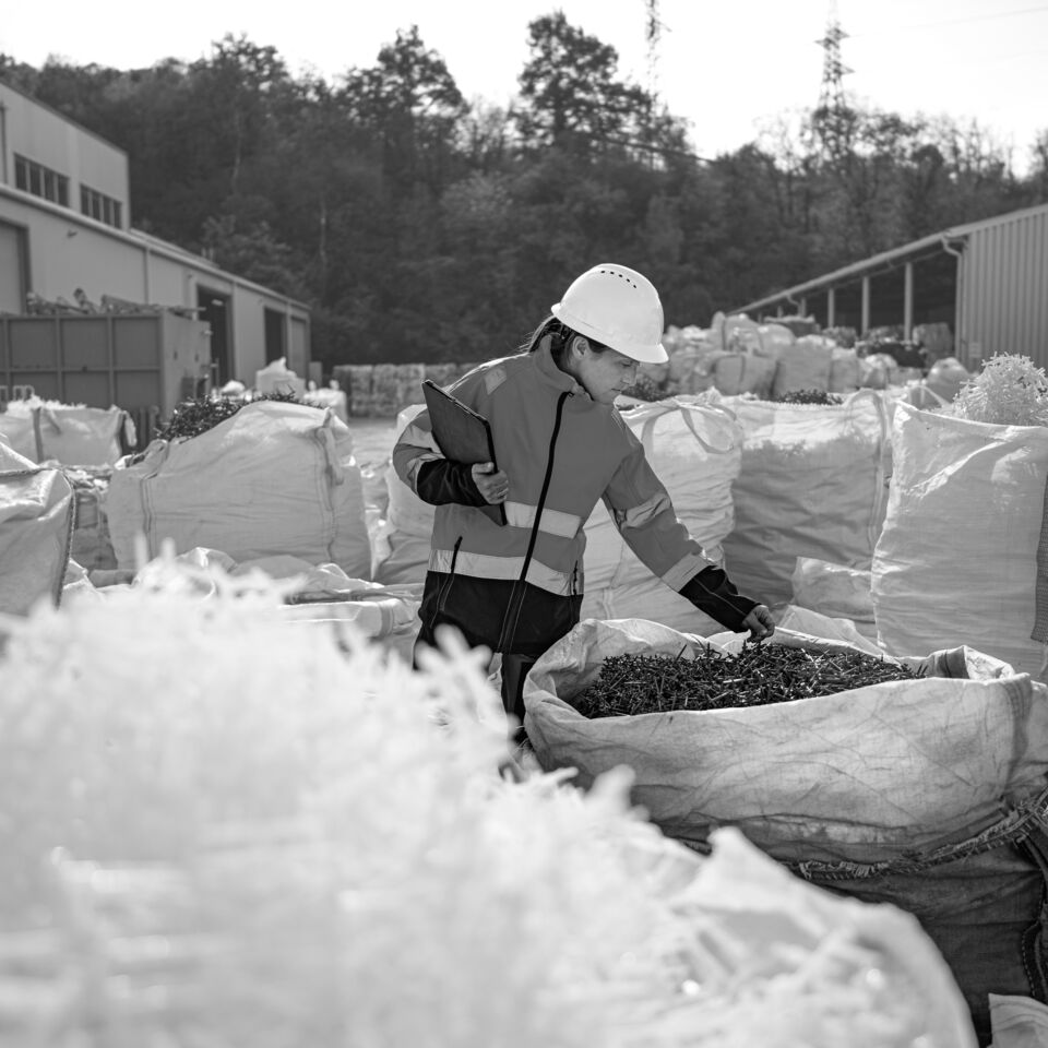 SINGLE-IMAGE_woman-sorting-recycled-material_aug25