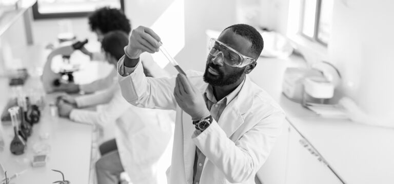 SINGLE-IMAGE_scientist-analyzing-blue-liquid-in-test-tube_mar25