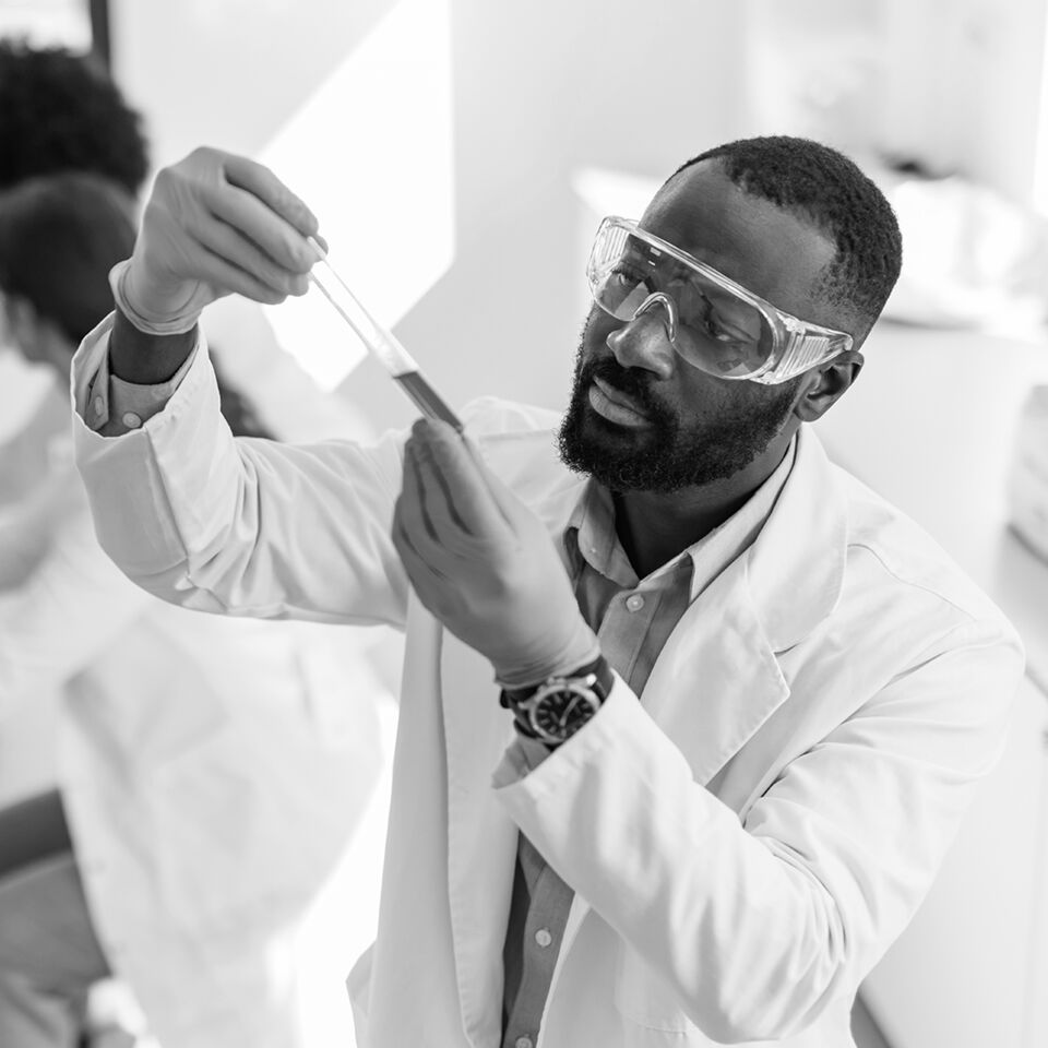 SINGLE-IMAGE_scientist-analyzing-blue-liquid-in-test-tube_mar25