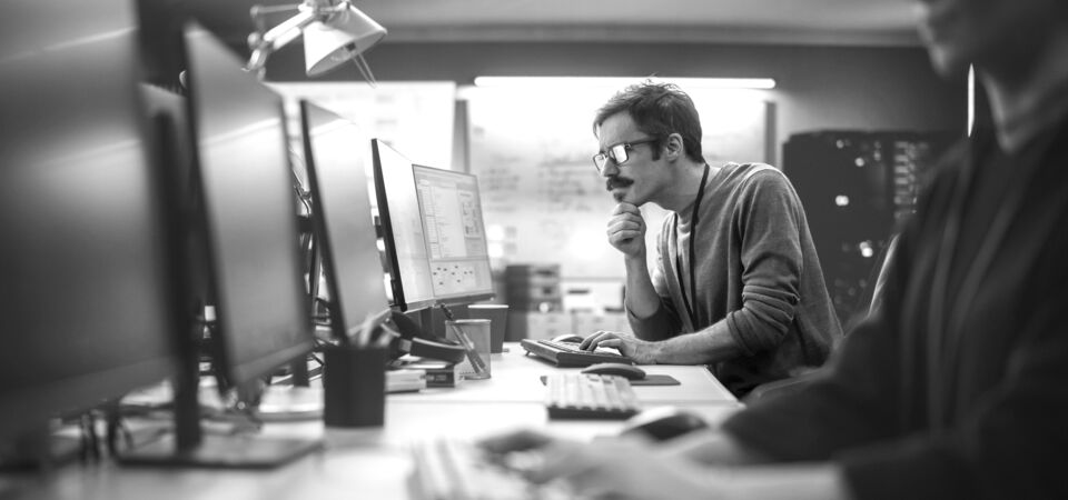 SINGLE-IMAGE_analyst-studying-monitor_nov23