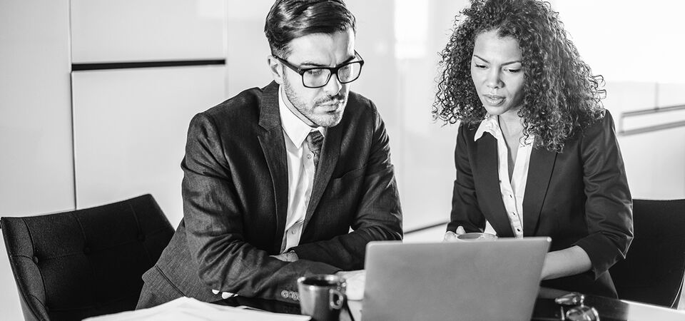 SINGLE-IMAGE_business-colleagues-with-laptop_apr25