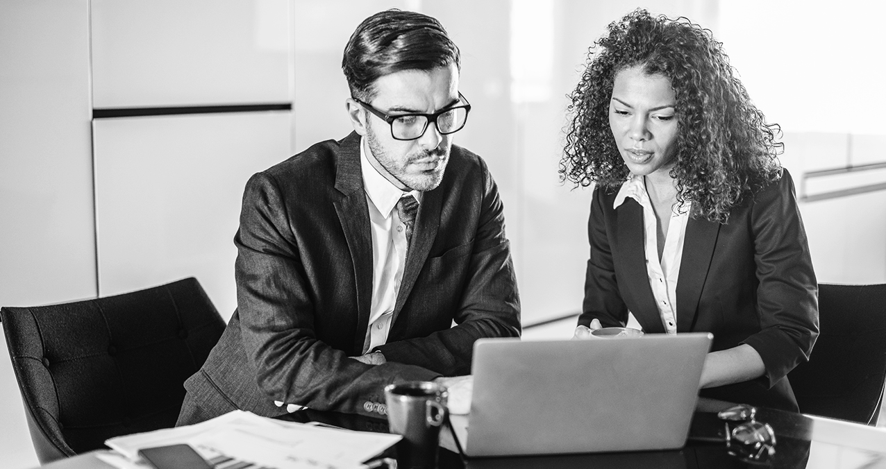 SINGLE-IMAGE_business-colleagues-with-laptop_apr25