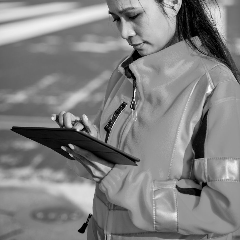 SINGLE-IMAGE_lady-tablet-airstrip_oct23