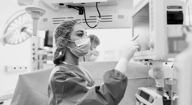 SINGLE-IMAGE_nurse-surgical-equipment_sept23