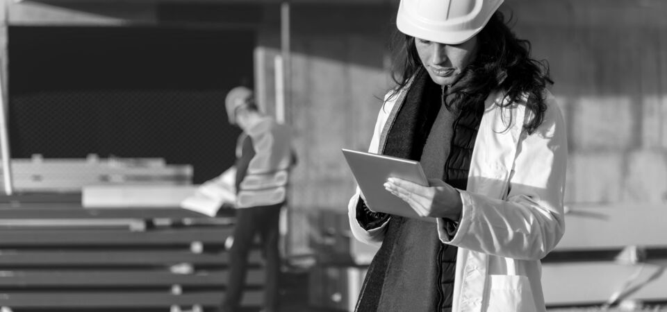 SINGLE-IMAGE_women construction-manager-using-tablet-expanded_may25
