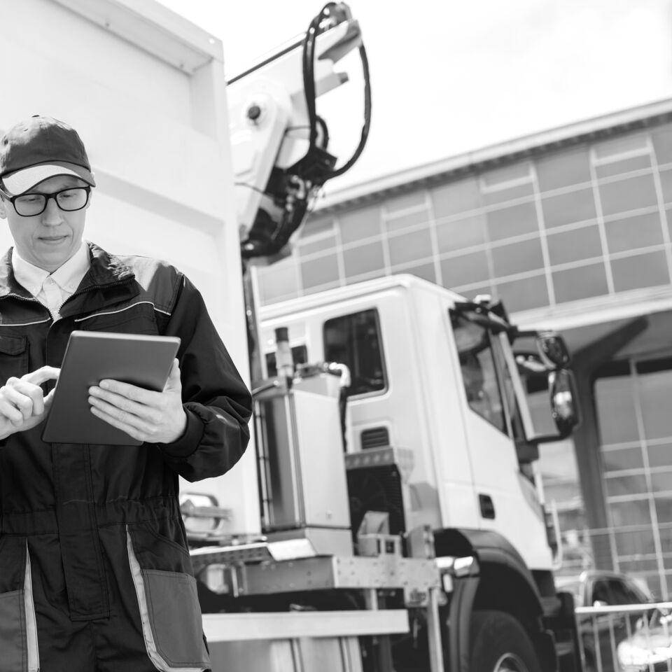 SINGLE-IMAGE_man-with-tablet-infront-garbage-truck-extended_aug25