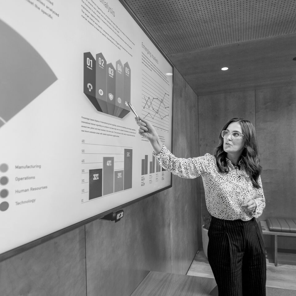 SINGLE-IMAGE_lady-pointting-at-charts_aug25