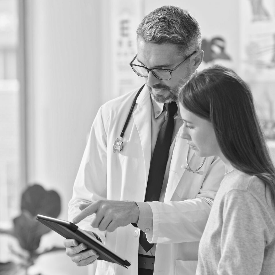 SINGLE_IMAGE_explaining-medical-treatment-with-digital-tablet_jan25