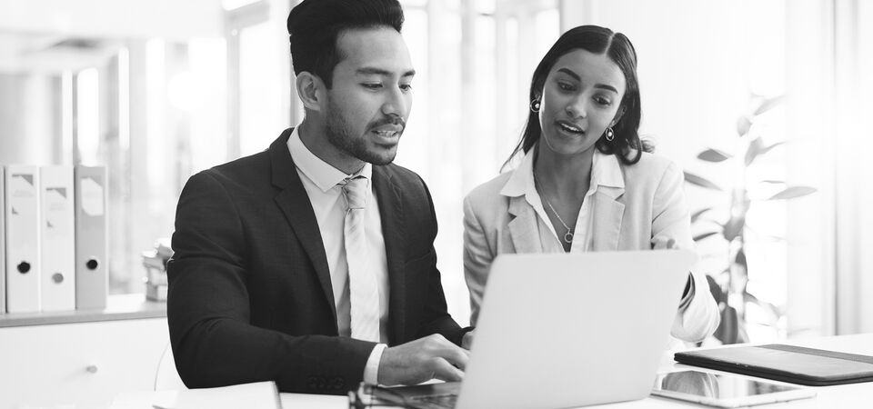 SINGLE-IMAGE_employees-working-with-laptop_feb25