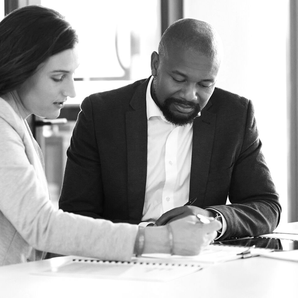 SINGLE-IMAGE_employees_discussing-on-project-with-tablet_sep24