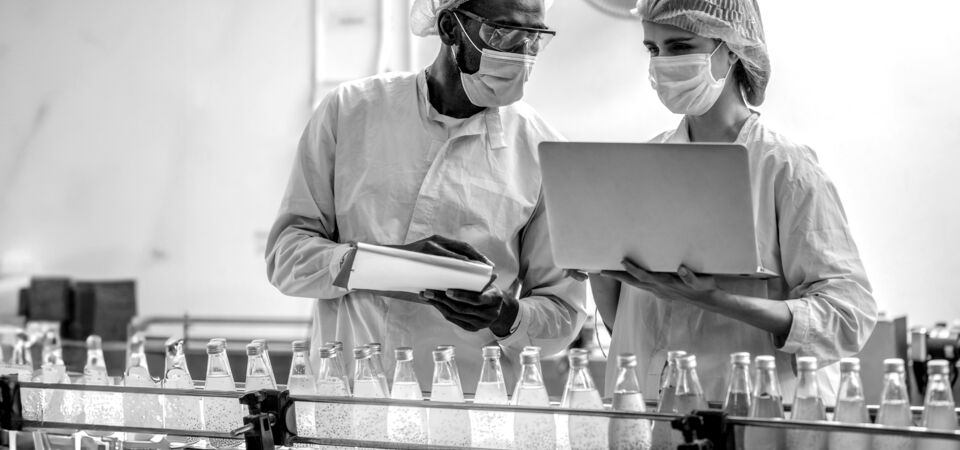 SINGLE-IMAGE_laptop-quality-inspection-drinks-bottling-line_nov23