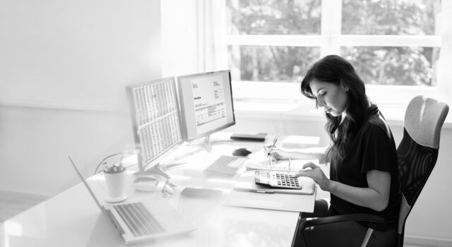 SINGLE-IMAGE_woman-audit-computers-&-calculator_jun25