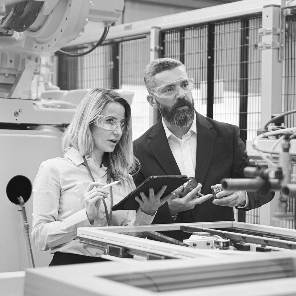 SINGLE-IMAGE_safety-managers-inspection-with-tablet_apr24