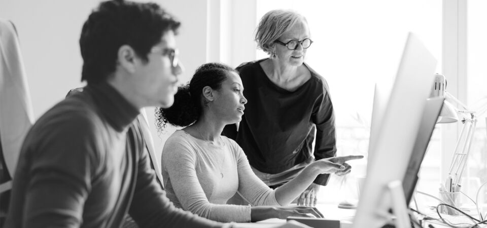 SINGLE-IMAGE_colleagues-discussing-work_may25