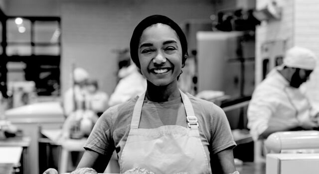 SINGLE-IMAGE_baker-with-croissants-on-tray_nov23