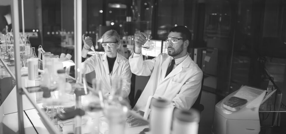 SINGLE-IMAGE_female-and-male-medical-research-scientists_mar25