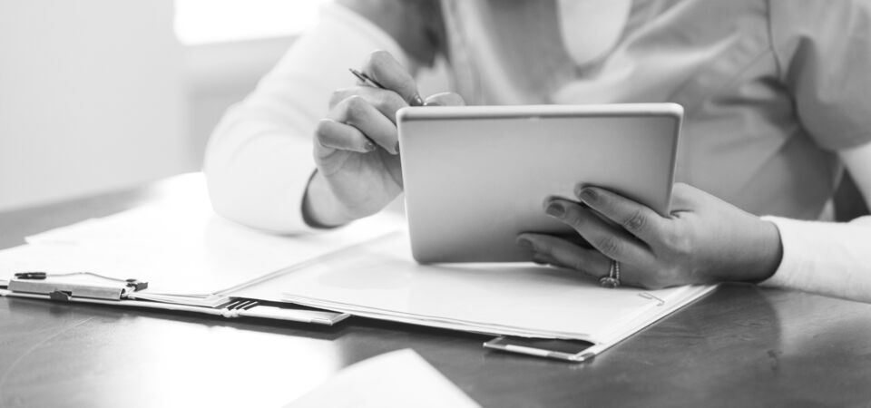 SINGLE-IMAGE_nurse-using-tablet_aug24