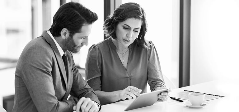 /bynder-asset/bynder:EA888C1C-0711-4B37-BF5BC707A609D710/Landscape_MD/SINGLE-IMAGE_business-people-with-tablet_may25.jpg?1749636936000