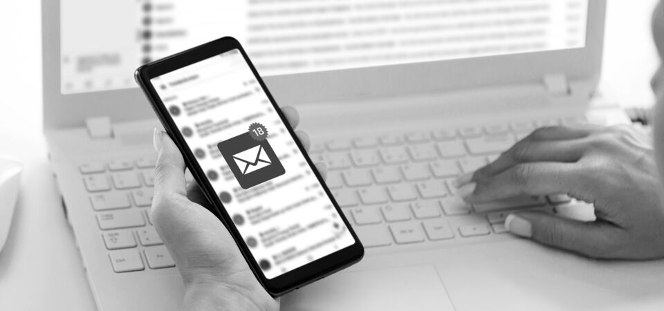 SINGLE-IMAGE_female-recieve-inbox-view-the-pending-e-mail_may25