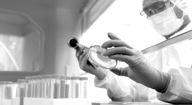 SINGLE-IMAGE_lab-technician-testing-sample_aug24